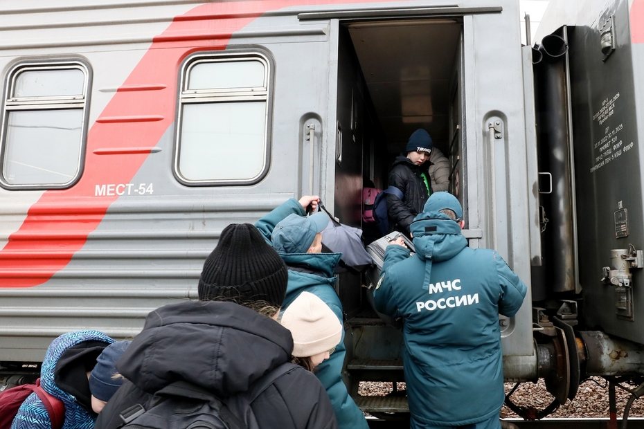 Мальчик и сотрудник МЧС на вокзале перед отправкой детей в Пензу на отдых в оздоровительные лагеря