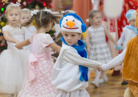 Родителям рассказали, как выбрать ребенку безопасный костюм на Новый год