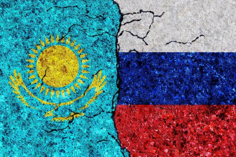 Флаги Казахстана и России