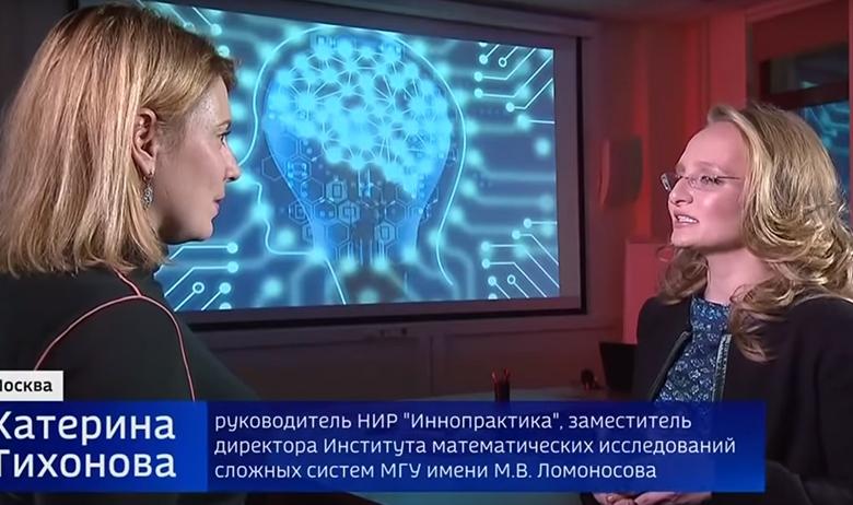 Катерина Тихонова (справа)