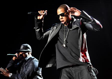 Jay-Z объяснил, почему он не встал во время исполнения гимна США