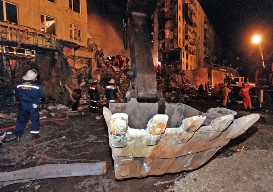 Россия, Москва, 9 сентября 1999 года. По данным на 23:15 мск количество жертв взрыва жилого дома в Печатниках возросло до 32 человек 