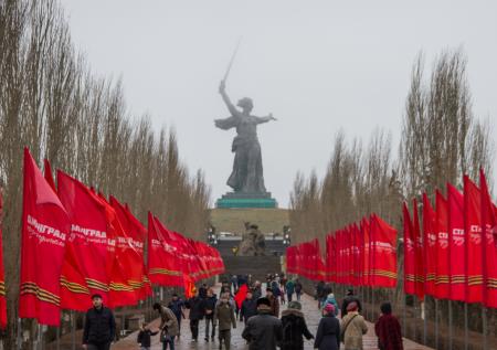 На Мамаевом кургане осудили скандальную пародию на «Родину-мать»
