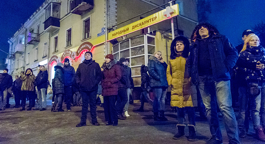 Горожане на улице во время ликвидации пожара в ТЦ «Зимняя вишня»