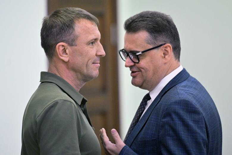 Обвиняемый в хищении экс-командующий 58-й армией ВС РФ Иван Попов (слева) и адвокат Сергей Буйновский