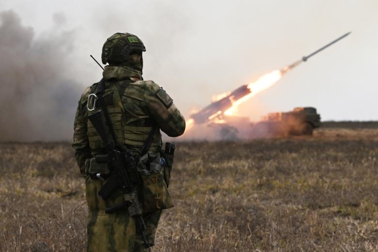Военнослужащий артиллерийского расчета реактивной системы залпового огня (РСЗО) «Ураган»