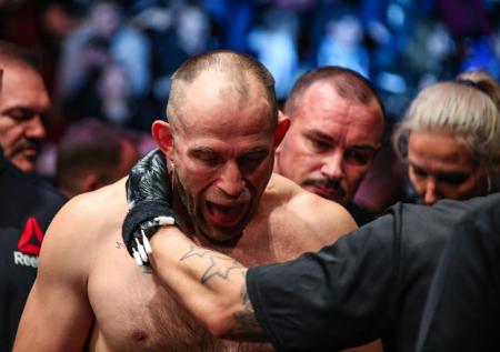 Олейник проиграл техническим нокаутом Докосу на турнире UFC