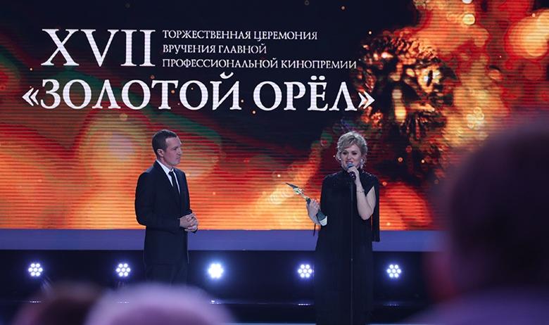 На сцене Игорь Верник и Анна Михалкова, получившая «Золотого орла» за роль в сериале «Обычная женщина»