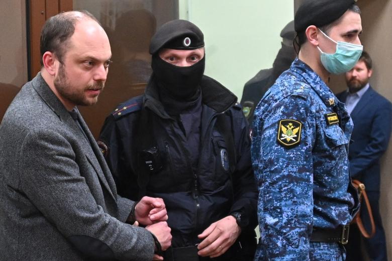 Оппозиционный политик Владимир Кара-Мурза (слева), подозреваемый в распространении фейков о российской армии, после заседания Басманного суда города Москвы
