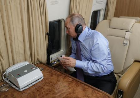 СМИ показали Путина за работой на высоте 11 километров
