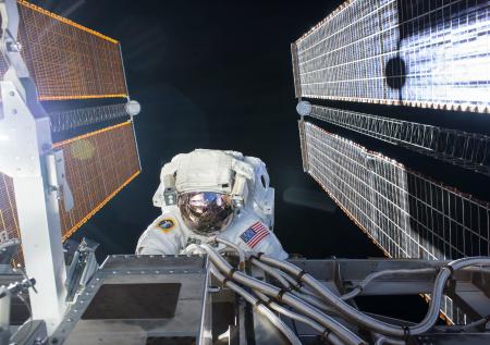Астронавты NASA вышли в открытый космос с борта МКС