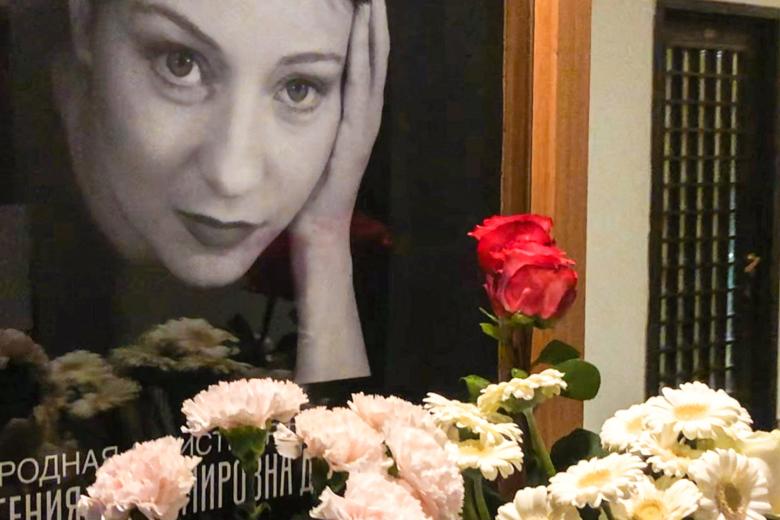 Цветы в память об актрисе Евгении Добровольской в МХТ им. Чехова