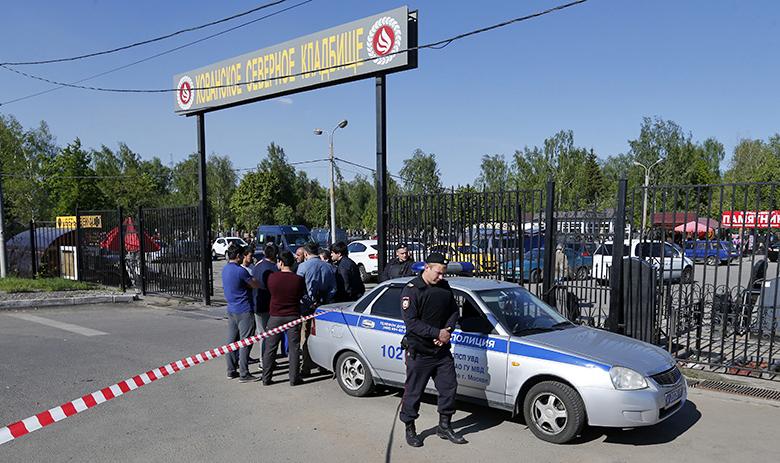Полиция у входа на Хованское кладбище, где в результате массовой драки со стрельбой погибли два человека. В конфликте участвовали около 200 человек, которые не поделили территорию обслуживания