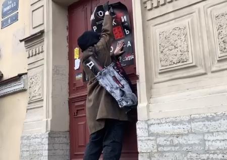 Покрас Лампас развесил свои плакаты о коронавирусе на улицах Петербурга