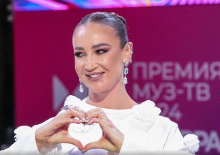 «Подвинула SHAMAN»: Бузова выпустила трек о любви к России