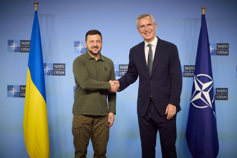 Владимир Зеленский и Йенс Столтенберг (слева направо)