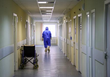 Сотрудница скорой помощи уронила 95-летнюю блокадницу головой об пол