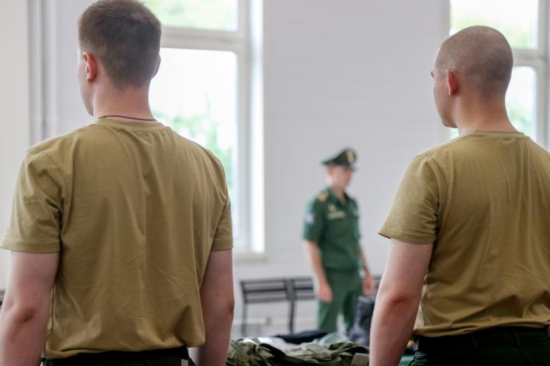 Призывники на торжественной отправке в научные роты Вооруженных сил Российской Федерации