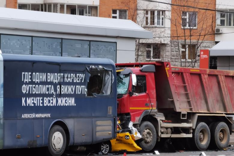 Последствия ДТП с участием самосвала, такси и автобуса на улице 1905 года в центре Москвы