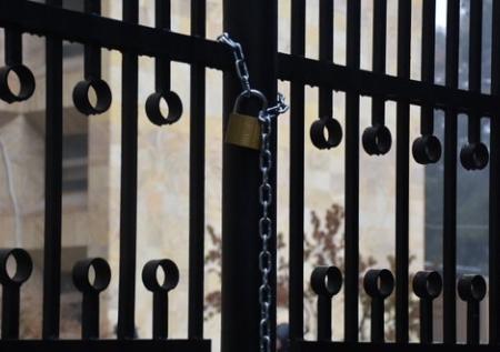 Протестующие в Грузии повесили замок на ограду президентского дворца