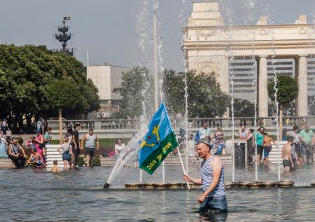 Звезда «Реальных пацанов» сравнила последний звонок с днём ВДВ