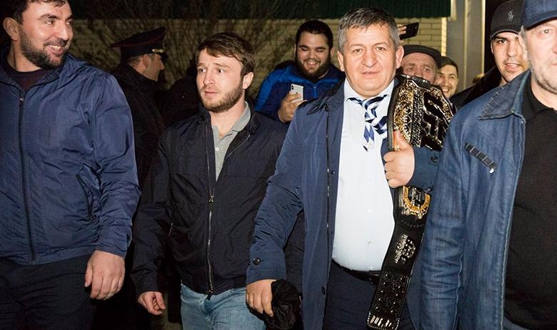 Абдулманап Нурмагомедов (второй справа)