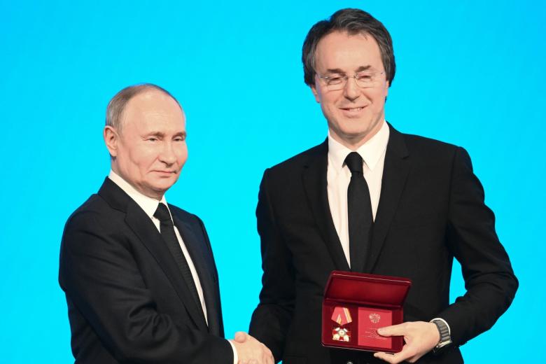 Президент РФ Владимир Путин и председатель совета директоров АО «Бамтоннельстрой-Мост» Руслан Байсаров
