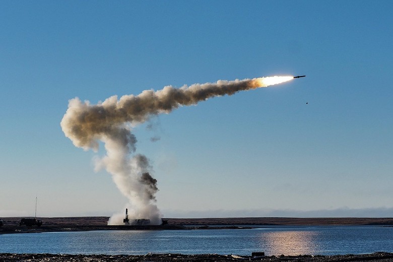 Запуск ракеты «Оникс» БРК «Бастион»