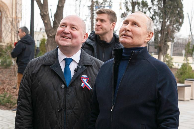 Россия. Севастополь. Президент РФ Владимир Путин и губернатор Севастополя Михаил Развожаев (справа налево)
