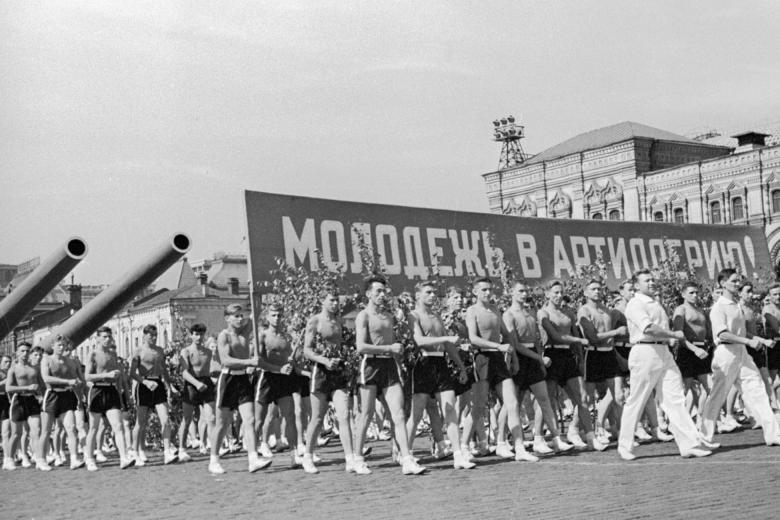 Участники Всесоюзного парада физкультурников на Красной площади в Москве