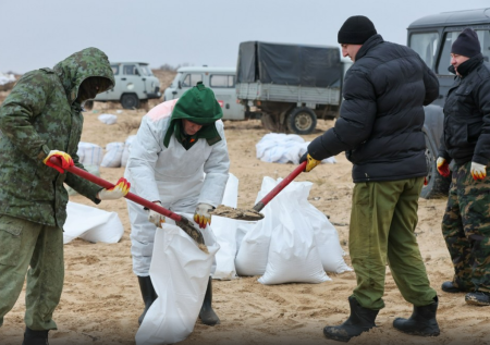 На Кубани очищают берег от мазута после нового выброса с танкера