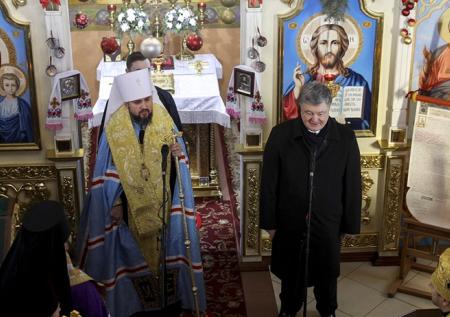 Порошенко пойдёт на выборы с верующими и пенсионерами