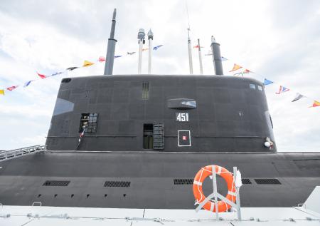 Огромная подводная лодка перекрыла трассу под Екатеринбургом