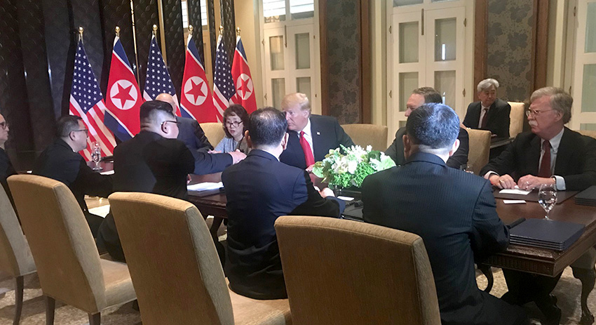 Лидер КНДР Ким Чен Ын и президент США Дональд Трамп во время встречи