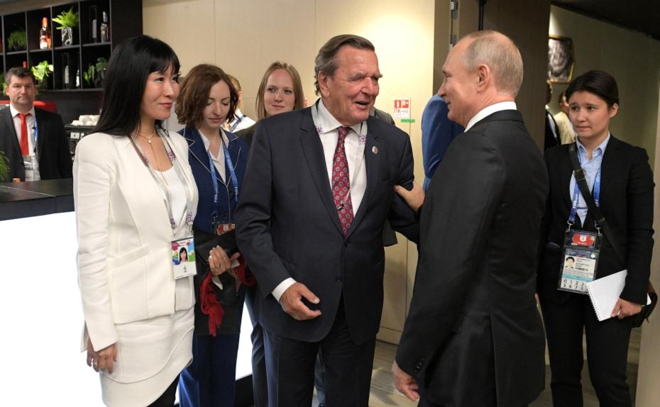 Владимир Путин и Герхард Шрёдер на церемонии открытия чемпионата мира по футболу, 2018 год