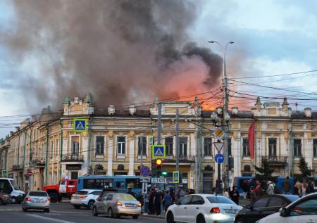 Пожар в Иркутске перекинулся на здание ТЮЗа