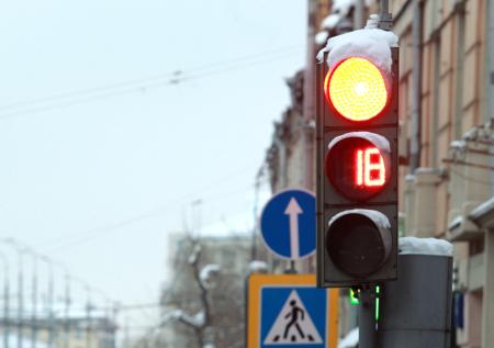 Суд признал законными штрафы для водителей за проезд на желтый