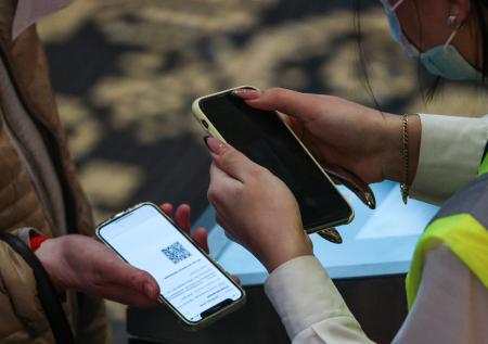 В Роспотребнадзоре объяснили, что QR-коды не ущемляют права человека