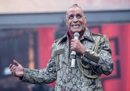 Лидера Rammstein обвинили в домогательствах: кто жалуется, кого еще судили