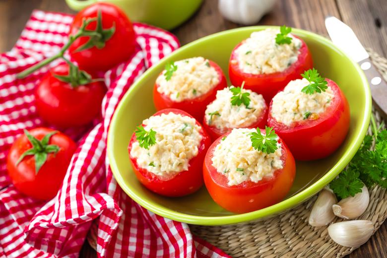 Фаршированные помидоры — яркая и быстрая закуска