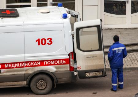 Два человека пострадали в протаранившей остановку маршрутке в Москве