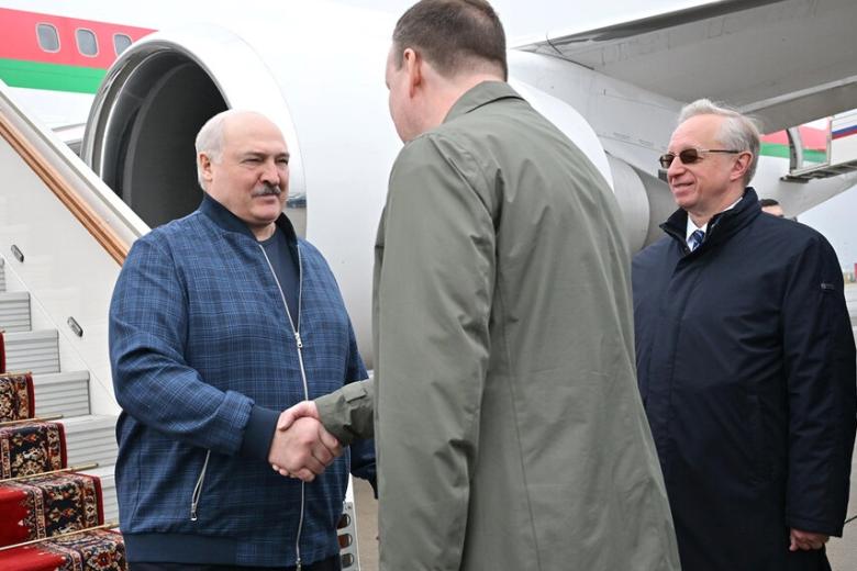 Александр Лукашенко (слева)