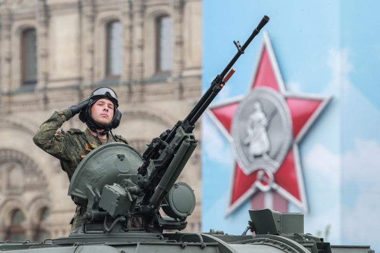Военнослужащий на Красной площади во время военного парада