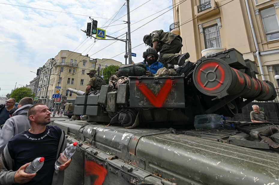  Ростов-на-Дону. Бойцы ЧВК «Вагнер» с местными жителями у здания штаба Южного военного округа