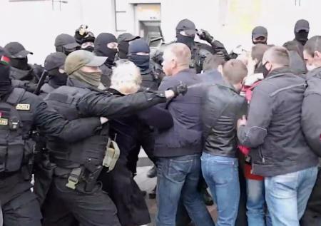 Белорусские силовики применили против митингующих слезоточивый газ