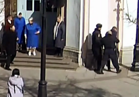 В Петербурге мужчина устроил дебош в храме и попал на видео