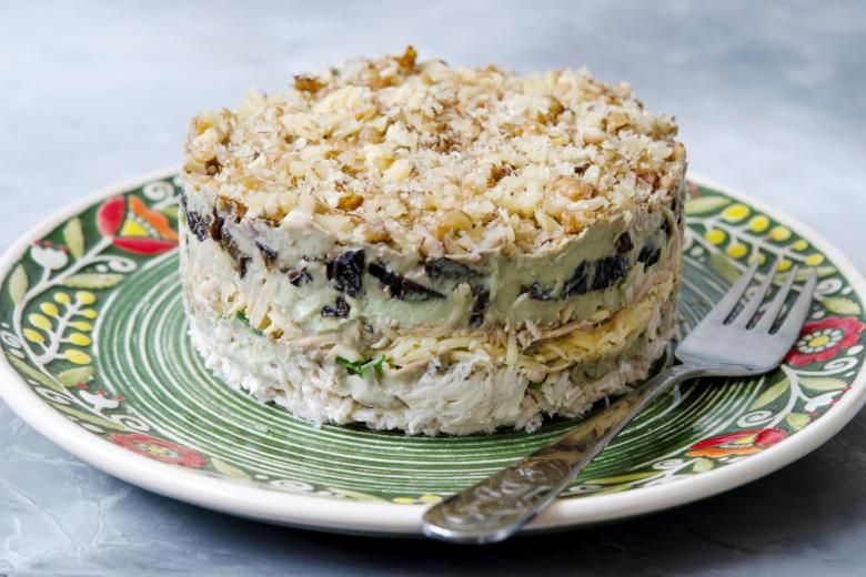 Салат «Нежность» с курицей, черносливом и грецкими орехами