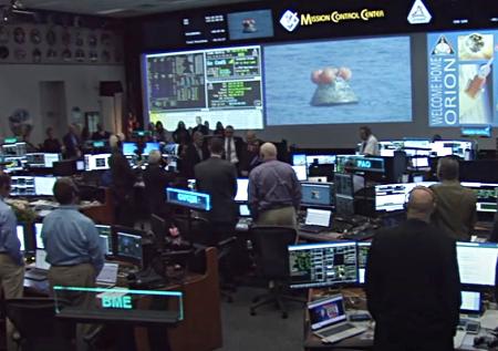 В NASA показали приводнение беспилотного корабля Orion в Тихом океане