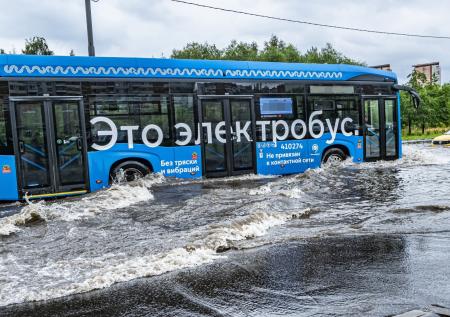 В Новосибирске школьники искупались в автобусе и попали на видео