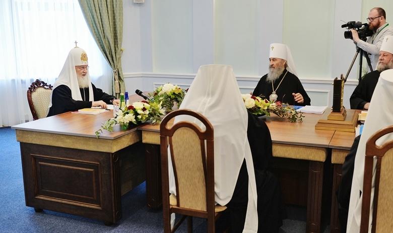 Патриарх Московский и всея Руси Кирилл (слева) 